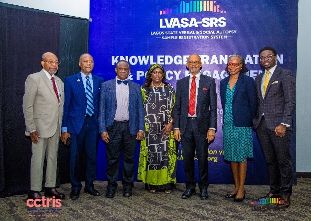 Professor Adeyemo receiving award